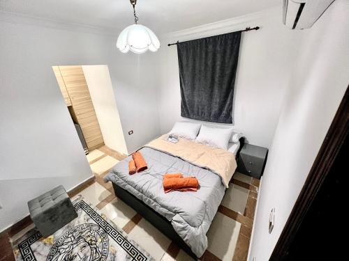 Кровать или кровати в номере NEAR THE PYRAMIDS Inn