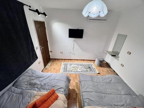 Кровать или кровати в номере NEAR THE PYRAMIDS Inn
