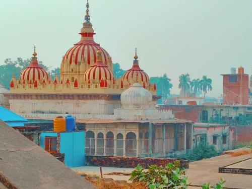 een groot gebouw met rode koepels erop bij Saryu Lodge near Ram Janam Bhumi in Ayodhya