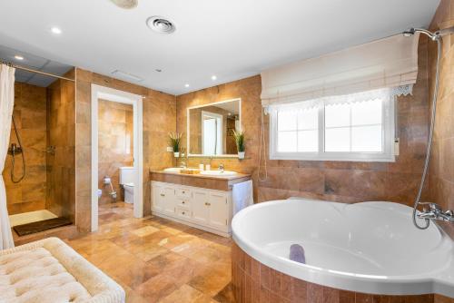 Ένα μπάνιο στο Spectacular Penthouse Puente Romano