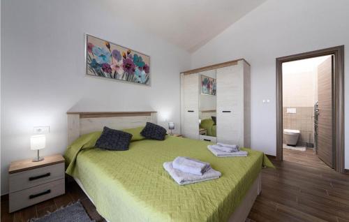 sypialnia z zielonym łóżkiem i lustrem w obiekcie Villa Re w mieście Svetvinčenat