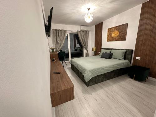 um quarto com uma cama e uma cómoda em Luxury apartment , Private parking, Self Check-in64 em Craiova
