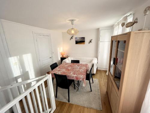 une salle à manger avec une table et des chaises dans l'établissement Duplex Atypique avec Terrasse à 400m de la Plage et du Centre - FR-1-361-333, à Granville