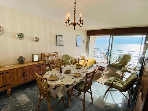 une salle à manger avec une table et des chaises et l'océan dans l'établissement T3 Centre Plage avec Terrasse et Animaux Admis - FR-1-92-644, à Les Sables-dʼOlonne