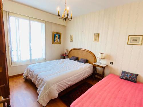 une chambre avec deux lits et une fenêtre dans l'établissement T3 Centre Plage avec Terrasse et Animaux Admis - FR-1-92-644, à Les Sables-dʼOlonne