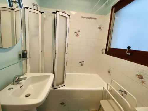 une salle de bain avec un lavabo, une douche et une baignoire dans l'établissement T3 Centre Plage avec Terrasse et Animaux Admis - FR-1-92-644, à Les Sables-dʼOlonne