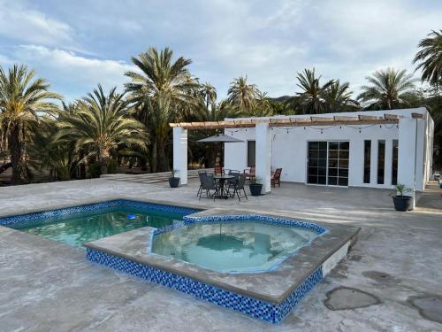 ein Haus mit einem Pool und einer Terrasse in der Unterkunft Gina House with Pool in Mulege in Mulegé