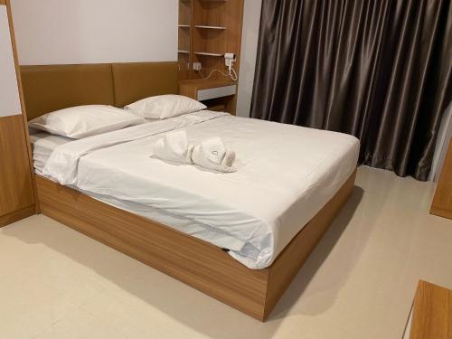 a bedroom with a bed with towels on it at Formosa Spacious Apartments with Netflix & Pick Up Service by MESA in Nagoya