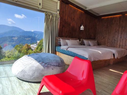 a bedroom with a bed and two red chairs at Villa Relax in Ren'ai