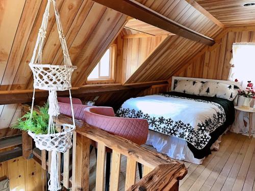 ein Schlafzimmer mit einem Bett und zwei Hängekörben in der Unterkunft 1 B1B lake cabin/walk to lake/Boulder bay park in Big Bear Lake