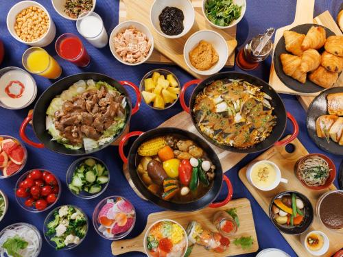 uma mesa com muitos pratos diferentes de comida em Sapporo Granbell Hotel em Sapporo