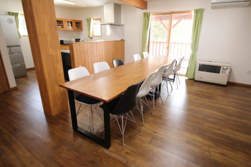 einen Esstisch und Stühle in einem Zimmer in der Unterkunft Cottage All Resort Service / Vacation STAY 8407 in Inawashiro