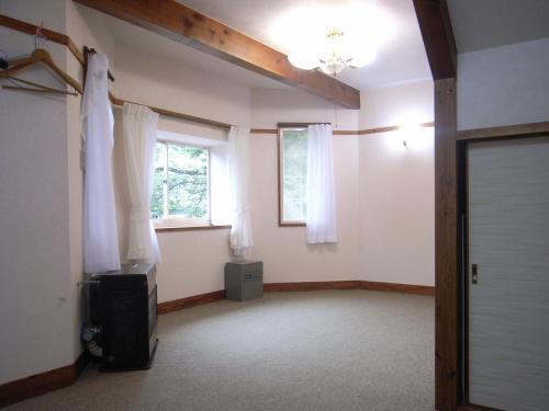 Habitación vacía con TV y ventana en Cottage All Resort Service / Vacation STAY 8407, en Inawashiro