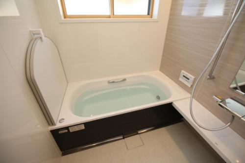 y baño con bañera y ventana. en Cottage All Resort Service / Vacation STAY 8407, en Inawashiro