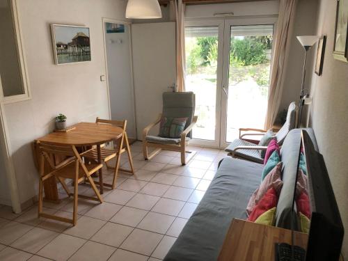 un salon avec une table et une salle à manger dans l'établissement Appartement T2 à Arcachon - Centre-Ville, Proche Plage et Commerces, avec Parking et Balcon - FR-1-319-12, à Arcachon