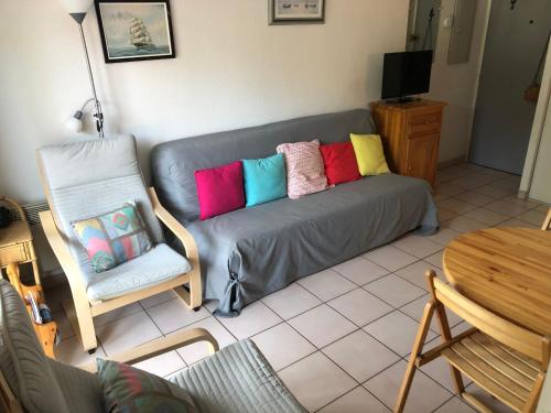 - un salon avec un canapé et des oreillers colorés dans l'établissement Appartement T2 à Arcachon - Centre-Ville, Proche Plage et Commerces, avec Parking et Balcon - FR-1-319-12, à Arcachon