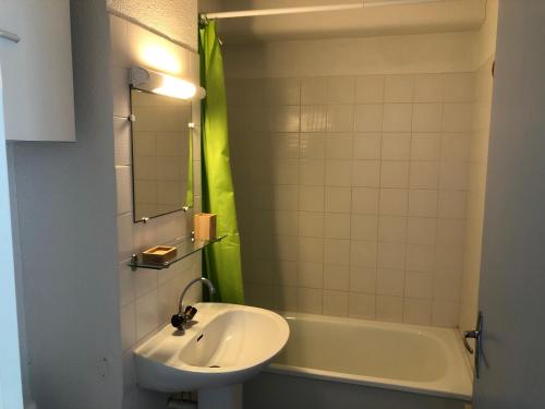 une salle de bain avec un lavabo, des toilettes et une baignoire dans l'établissement Appartement T2 à Arcachon - Centre-Ville, Proche Plage et Commerces, avec Parking et Balcon - FR-1-319-12, à Arcachon