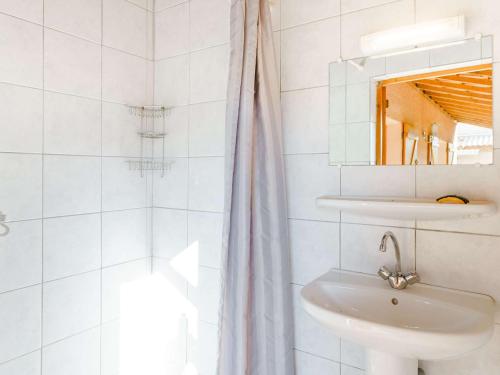 une salle de bain blanche avec un lavabo et un miroir dans l'établissement **Villa 4 pièces pour 7 avec piscine, proche plage, Gruissan** - FR-1-409-90, à Gruissan
