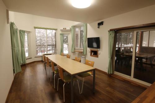 Cottage All Resort Service / Vacation STAY 8410 في Inawashiro: غرفة طعام مع طاولة وكراسي