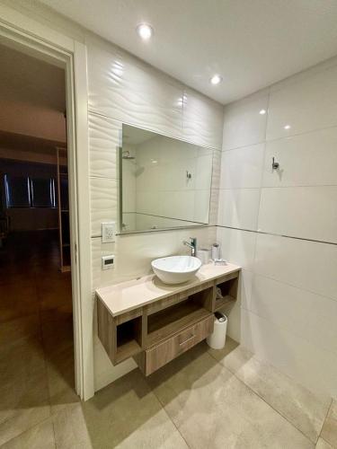 a bathroom with a sink and a mirror at Playa Grande Apartment Monoambiente in Mar del Plata