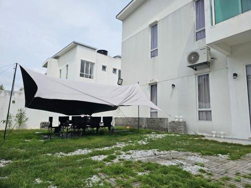 una tenda è posizionata all'esterno di un edificio. di Party House Corner Lot Bandar Sri Sendayan Seremban a Siliau