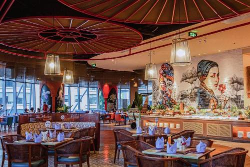 un restaurant avec des tables et des chaises ainsi qu'un bar dans l'établissement Moonlight Bay Panorama Ocean View, à Nha Trang