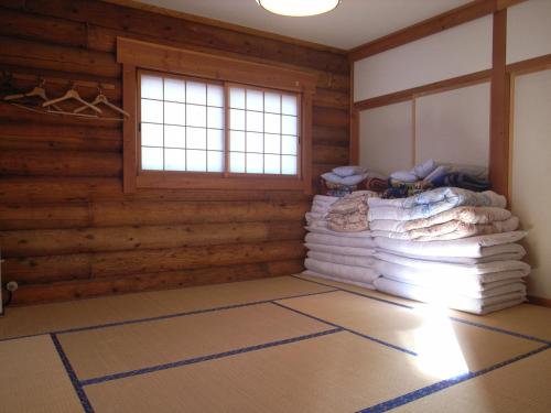 una stanza con una pila di asciugamani sul pavimento di Cottage All Resort Service / Vacation STAY 8424 a Inawashiro