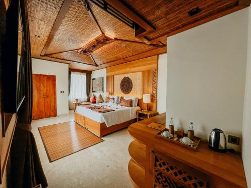 a large bedroom with a bed and a wooden ceiling at Sakti Garden Resort & Spa in Ubud