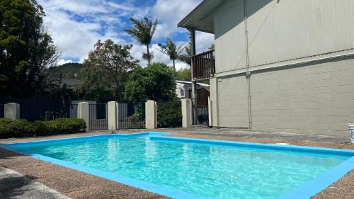Bazén v ubytování Aaron Court Motel Whangarei nebo v jeho okolí
