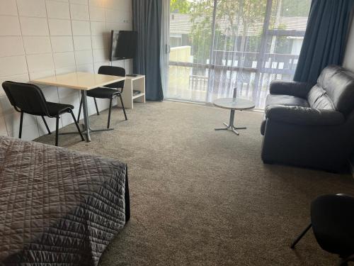 Posezení v ubytování Aaron Court Motel Whangarei