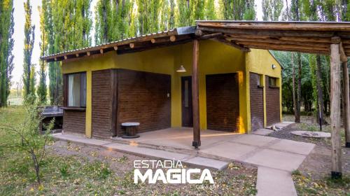 Cabañas en Malargue في مالارغي: منزل صغير في وسط غابة