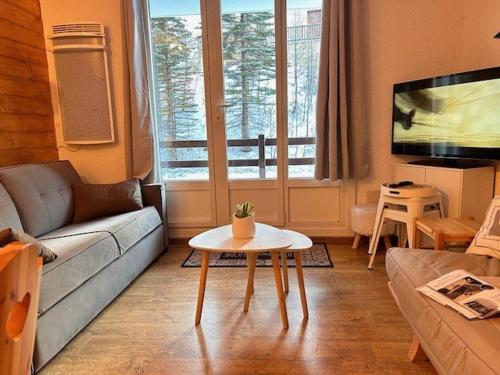 un salon avec un canapé et une table dans l'établissement Studio calme et fonctionnel, pied de pistes, pour 5 personnes, balcon sud – Risoul 1850 - FR-1-330-571, à Risoul