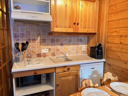 une petite cuisine avec un évier et un micro-ondes dans l'établissement Studio calme et fonctionnel, pied de pistes, pour 5 personnes, balcon sud – Risoul 1850 - FR-1-330-571, à Risoul