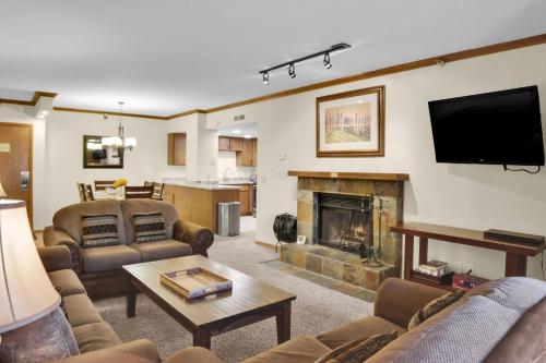 een woonkamer met banken en een open haard bij PARK STATION 214 condo in Park City