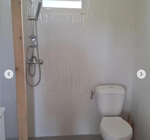 Salle de bains dans l'établissement Les Bungalows de Pipo 1