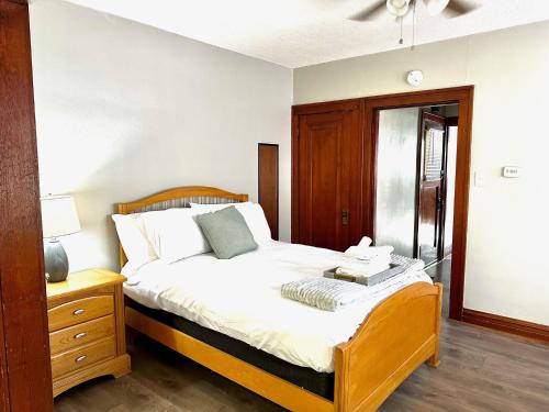 Postel nebo postele na pokoji v ubytování Beautifully Restored 1bed/1bath Apartment