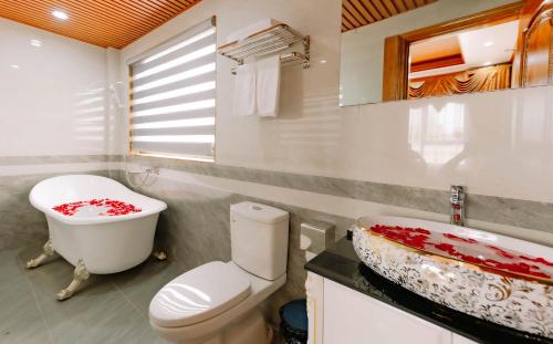 y baño con aseo, lavabo y bañera. en Tuan Nam Hotel en Hai Phong