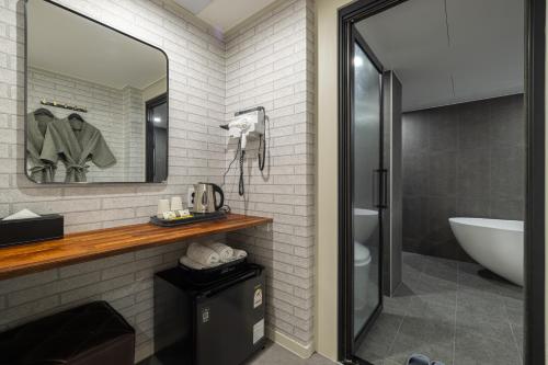 Ett badrum på Hotel Stay Inn