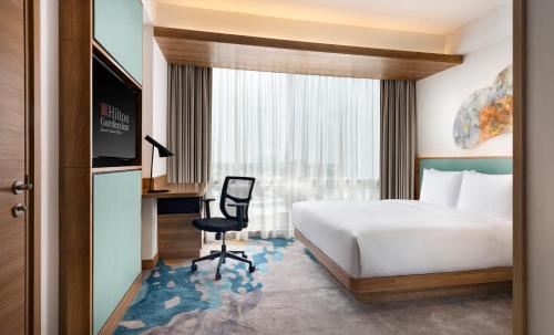 Un ou plusieurs lits dans un hébergement de l'établissement Hilton Garden Inn Jakarta Taman Palem