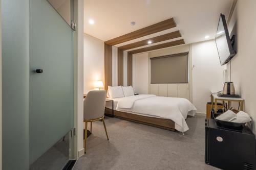 une chambre d'hôtel avec un lit et une télévision dans l'établissement Hotel Stay Inn, à Séoul