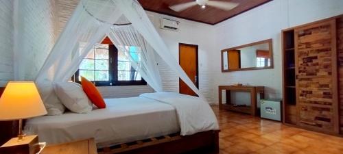 Postel nebo postele na pokoji v ubytování Amrita Maumere Resort
