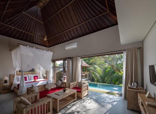 1 dormitorio con cama y piscina en Kawi Resort A Pramana Experience en Tegalalang