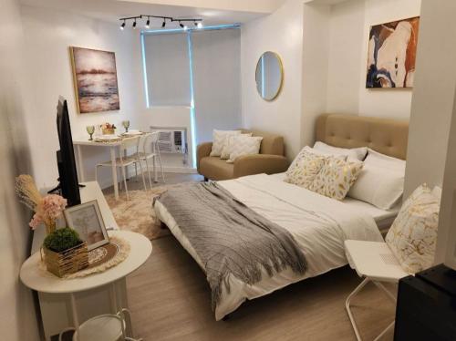 ein Schlafzimmer mit einem Bett und ein Wohnzimmer in der Unterkunft Big Balcony - Relaxing Condo in San Fernando in San Fernando