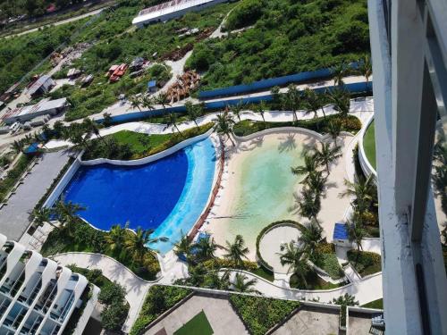 uma vista aérea de uma piscina num resort em Big Balcony - Relaxing Condo in San Fernando em San Fernando