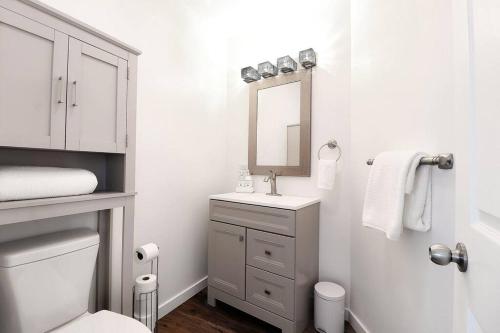 Ένα μπάνιο στο Chain O' Lakes Beach Penthouse with Lake Access