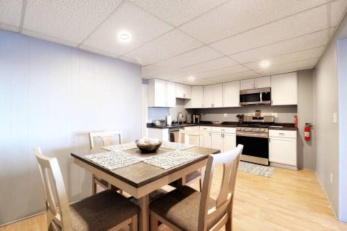 Η κουζίνα ή μικρή κουζίνα στο Chain O' Lakes Beach Penthouse with Lake Access