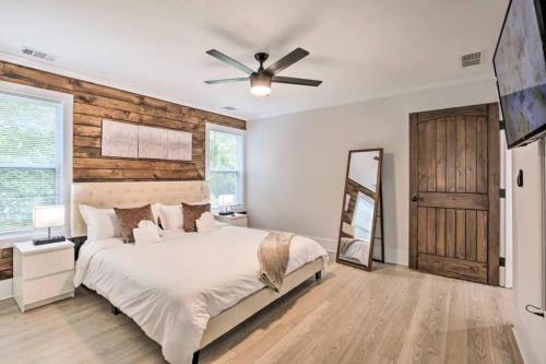 a bedroom with a bed and a ceiling fan at Opuluxe Chic Spacious Urban Oasis in Atlanta