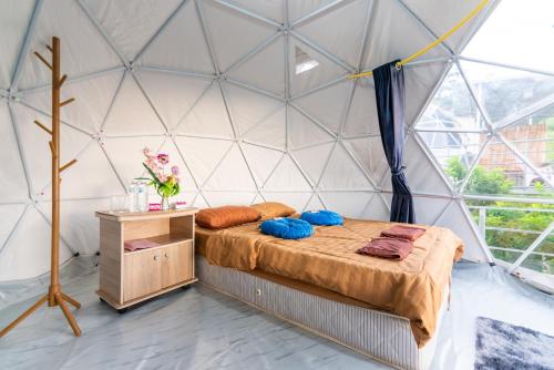 Mon Jam的住宿－Monteadeo Camping，帐篷内一间卧室,配有一张床