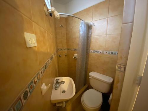 Baño pequeño con aseo y lavamanos en Hermoso apartamento pulpos, en Punta Hermosa