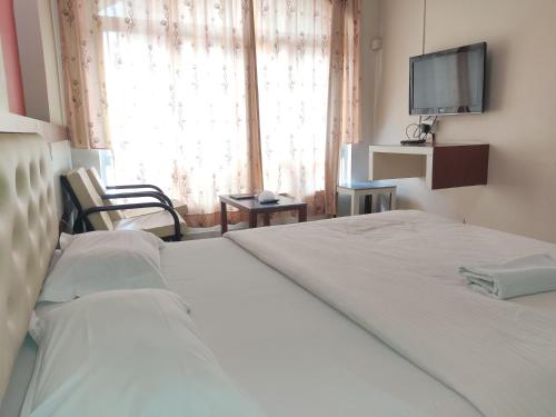 Ein Bett oder Betten in einem Zimmer der Unterkunft Hotel Rajtara